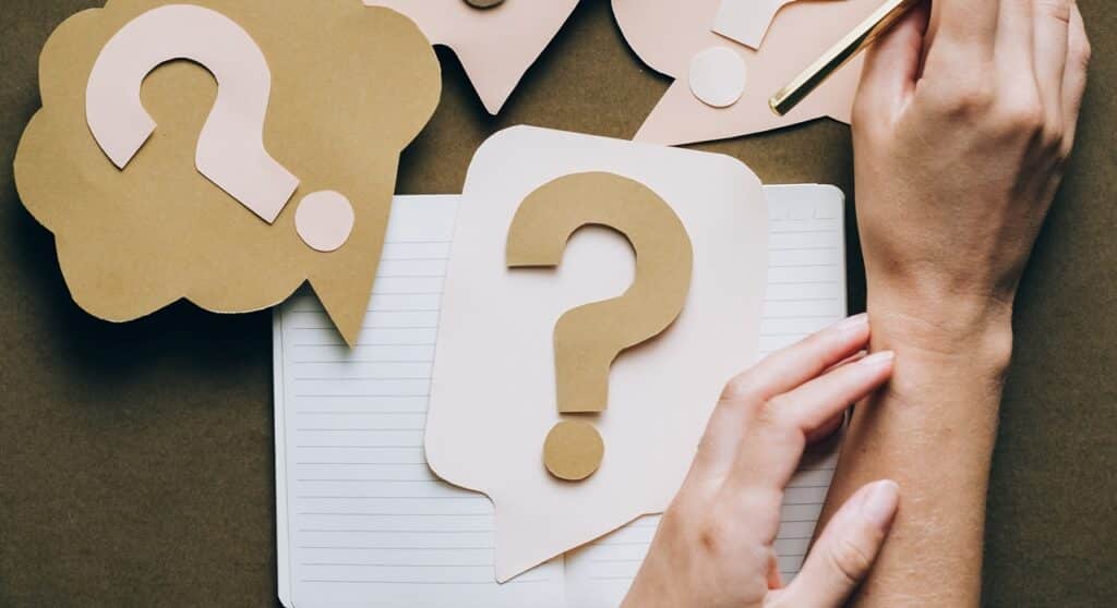 Question marks placed on different pieces of paper signifying questions about what a Will must include whether you choose to have a Holographic Will or Notarial Will.