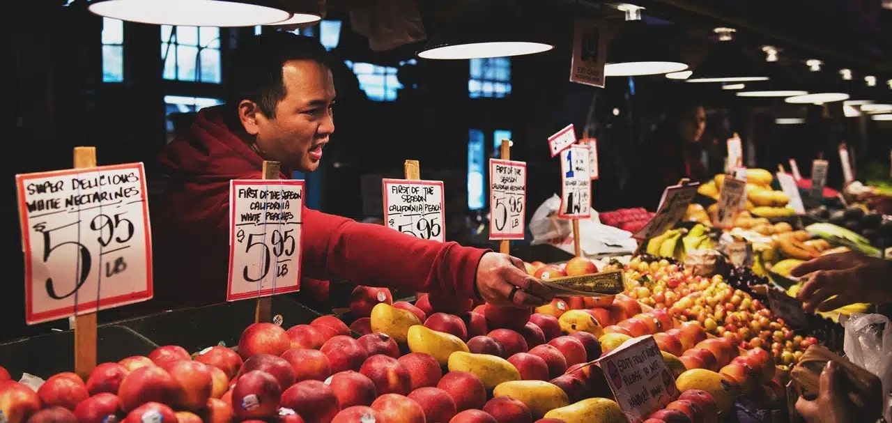 A picture of a fruit vendor in the market