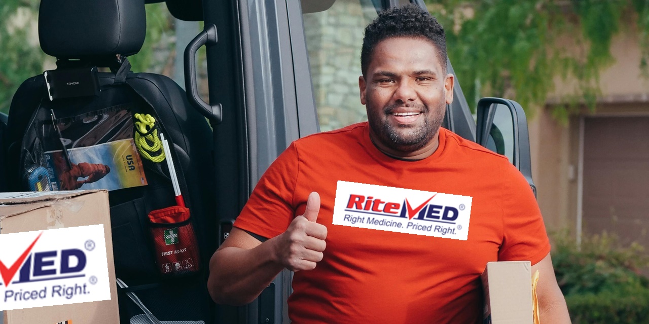 A ritemed delivery guy with his thumbs up