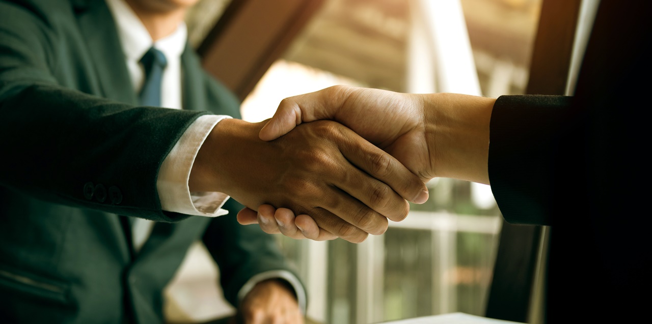 Two person shaking hands